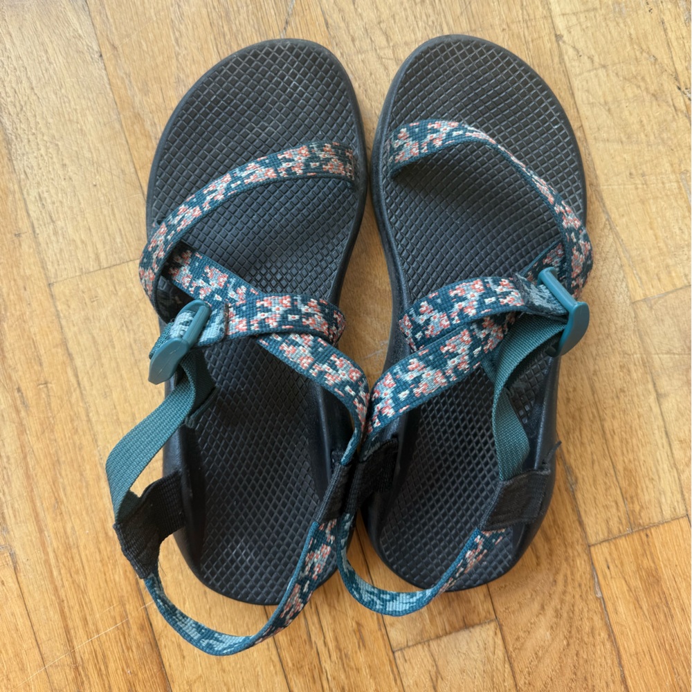 Blue floral pattern single strap chacos (9)